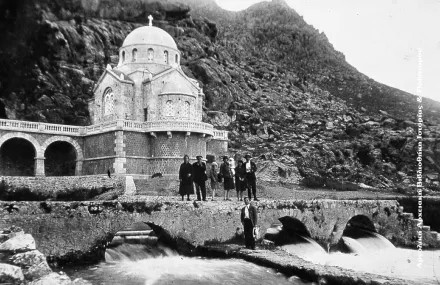 Κεφαλάρι. Οι πηγές του Ερασίνου και ο Ιερός Ναός της Ζωοδόχου Πηγής, περ. 1930.