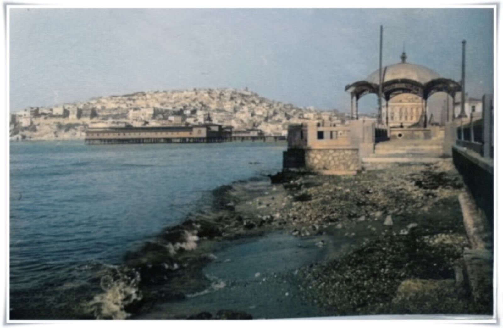 Η Ταραντέλα στο Νέο Φάληρο και στο βάθος οι καμπίνες των λουτρών που στέκουν ακόμα στη θέση τους. Είναι 1941 και οι Γερμανοί ισχυροί σε όλα τα μέτωπα δεν έψαχναν για μέταλλα...