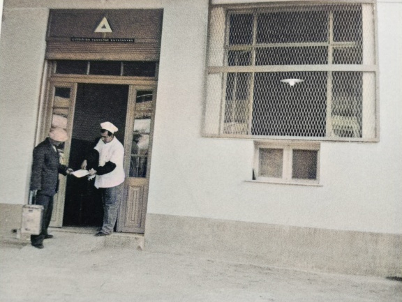 Διανομή συσσιτίου στην ΗΕΑΠ (Ηλεκτρική Εταιρεία Αθηνών Πειραιώς) το 1943