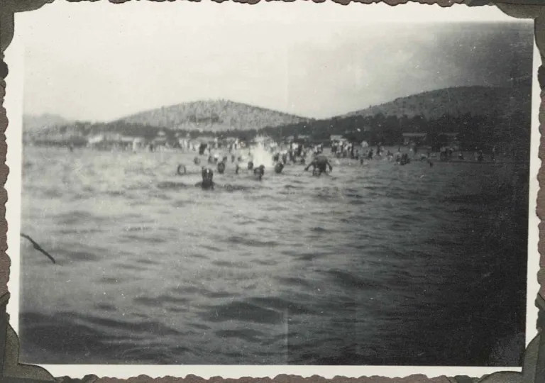 Ώρα για μπάνιο - Τα πεύκα του Περάματος στο βάθος καλύπτουν όλη την παραλιακή ζώνη ⎯ 📷 𝐛𝐲 𝐩𝐢𝐫𝐞𝐨𝐫𝐚𝐦𝐚.𝐠𝐫