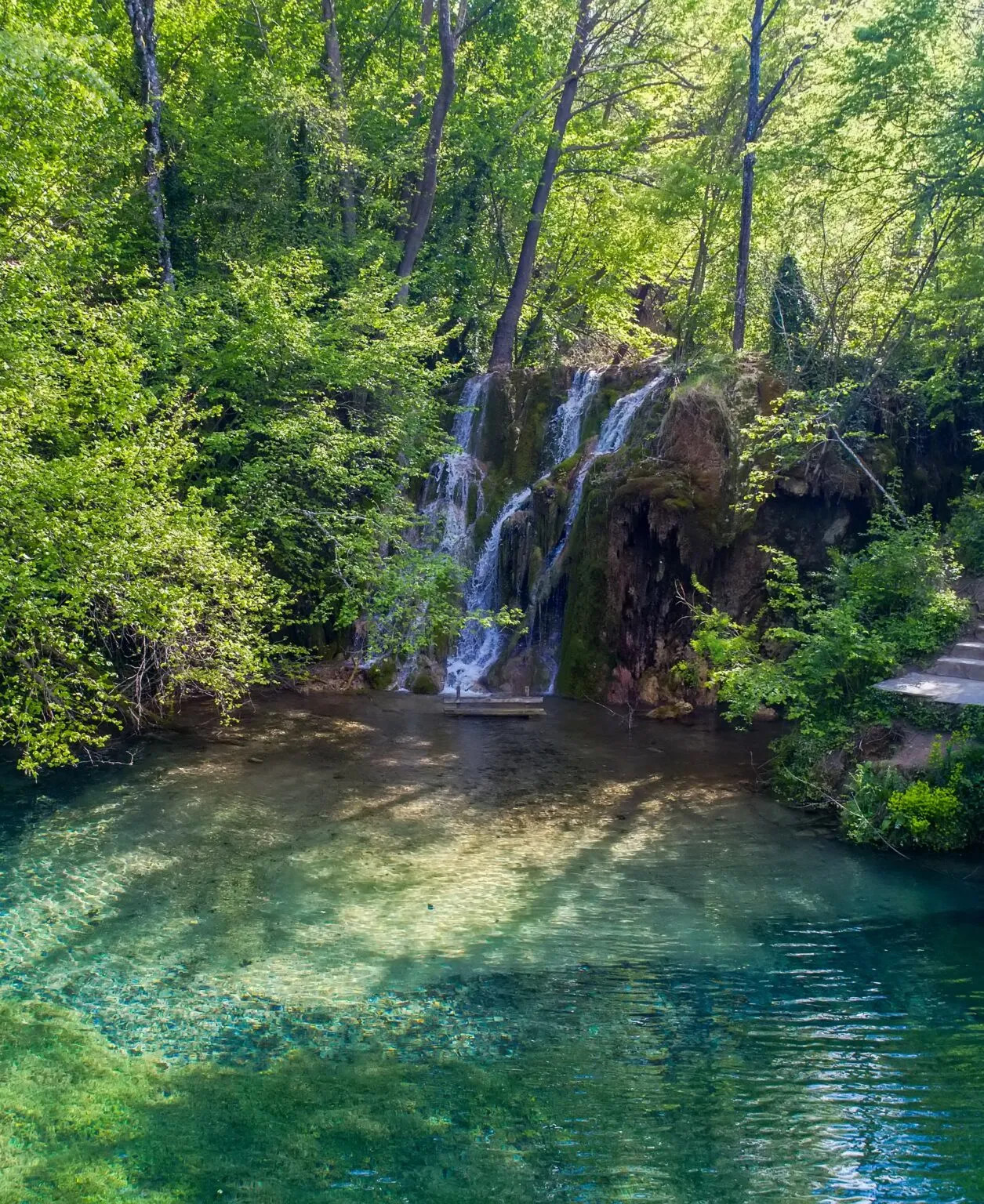 Γαλάζια λίμνη του Σκρα