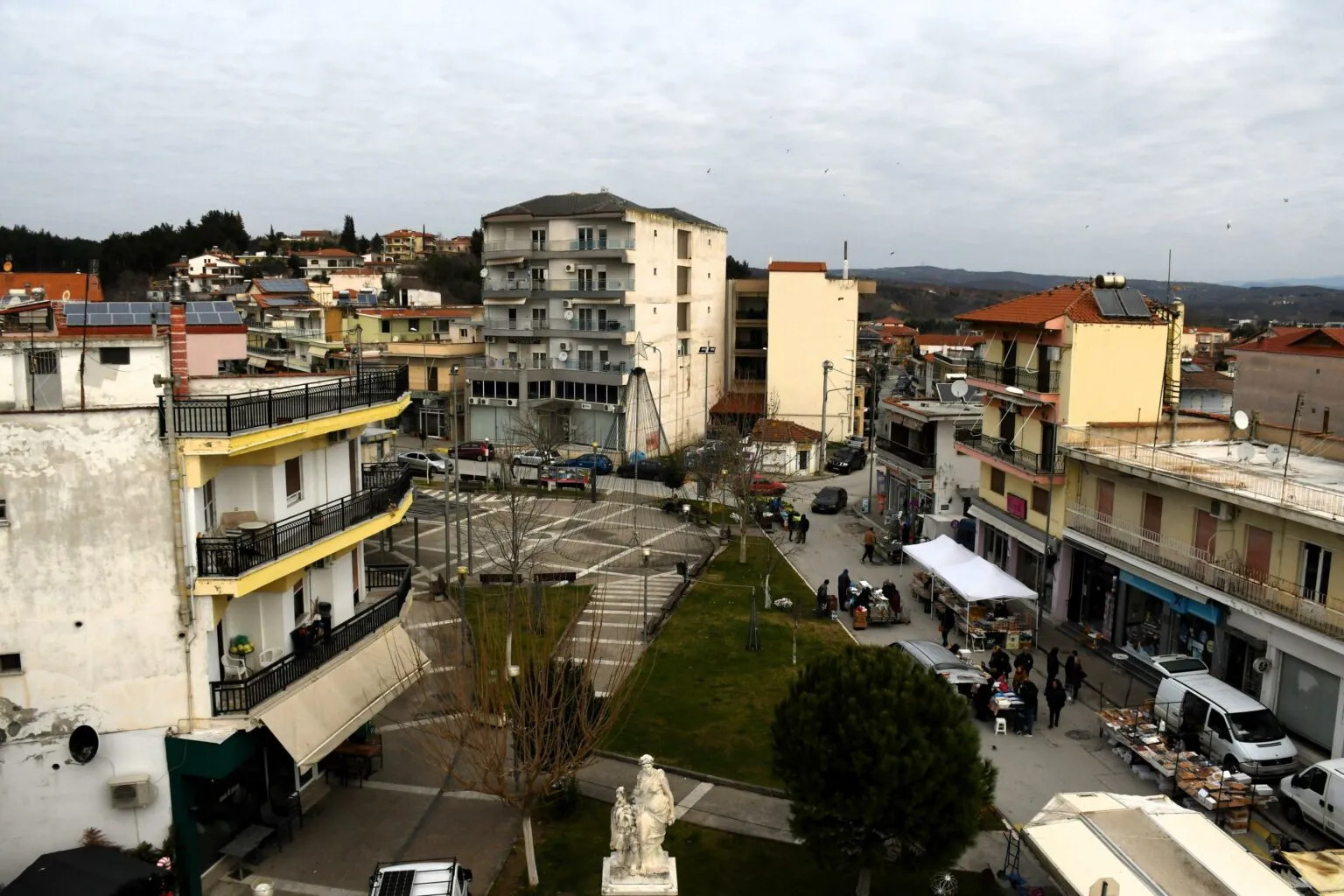 Η κεντρική πλατεία με το «Άγαλμα της Ελευθερίας» / Photo : Παναγιώτης Σαββίδης ║ 📷 𝐛𝐲 𝐭𝐫𝐚𝐯𝐞𝐥.𝐠𝐫